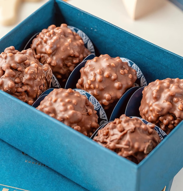 Une boîte bleue de boules de beurre d'arachide au chocolat