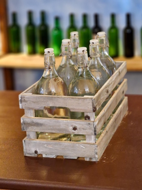 Boîte en bois avec des bouteilles de vin sur une table dans un restaurant