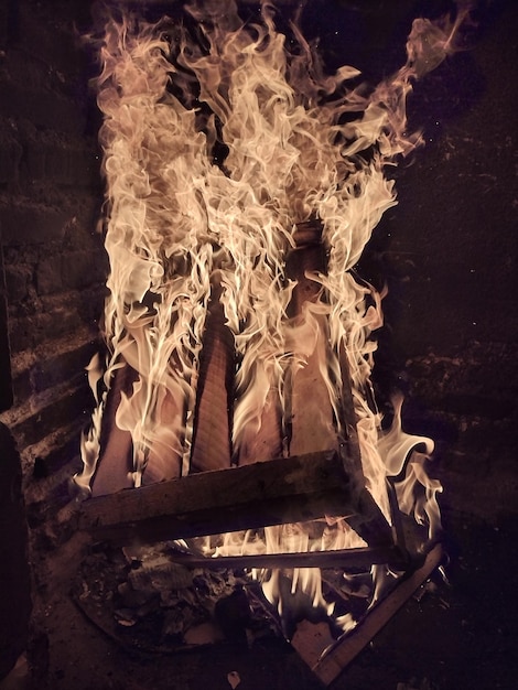 Une boîte en bois brûlant avec beaucoup de flammes