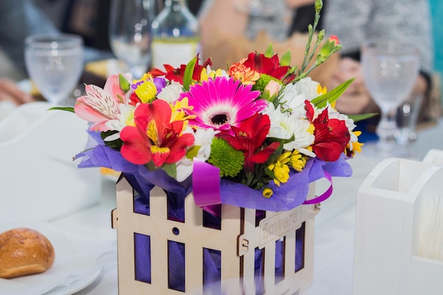 Boîte en bois avec différentes fleurs faites dans le style jardin