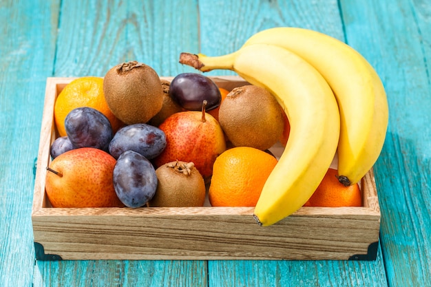 Boîte en bois avec des fruits frais sains