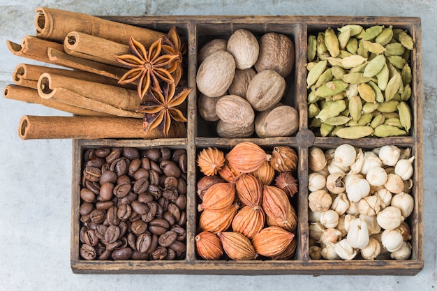 Boîte en bois avec des graines aromatiques