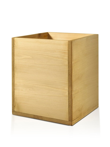 Boîte en bois jaunâtre vide faite de pin isolé sur fond blanc