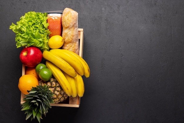 Boîte en bois remplie d'aliments sains