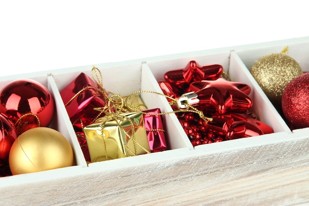 Boîte en bois remplie de décorations de Noël, isolated on white