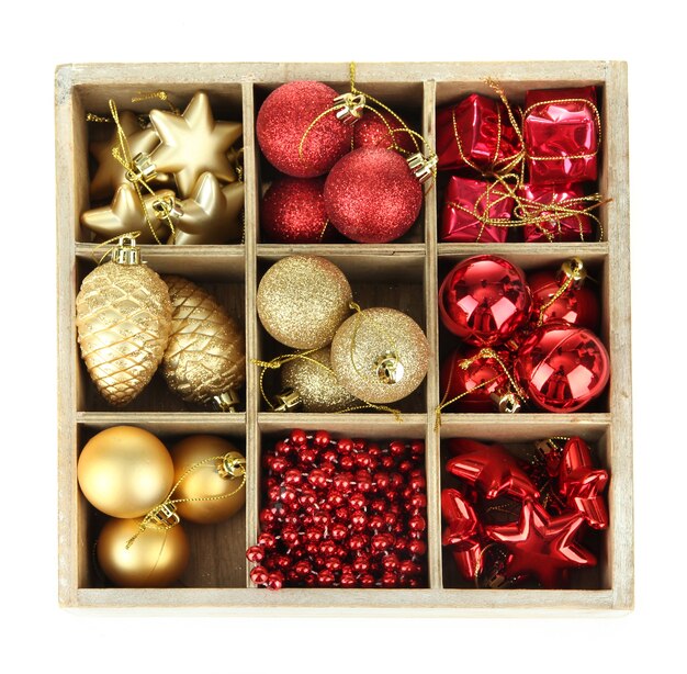 Boîte en bois remplie de décorations de Noël, isolated on white