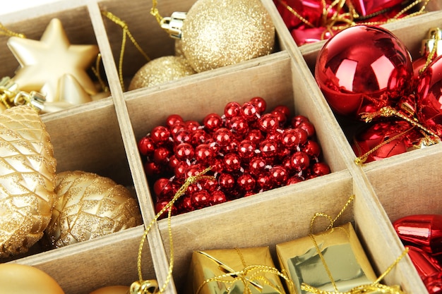 Boîte en bois remplie de fond de décorations de Noël