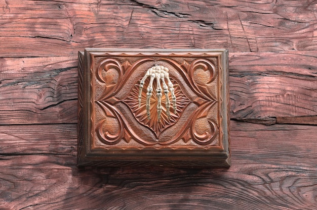 boîte en bois de sorcière magique sur une table en bois