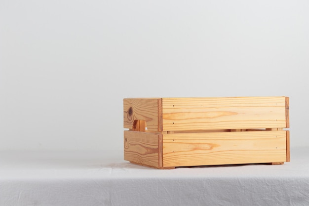 Boîte en bois vide sur une table