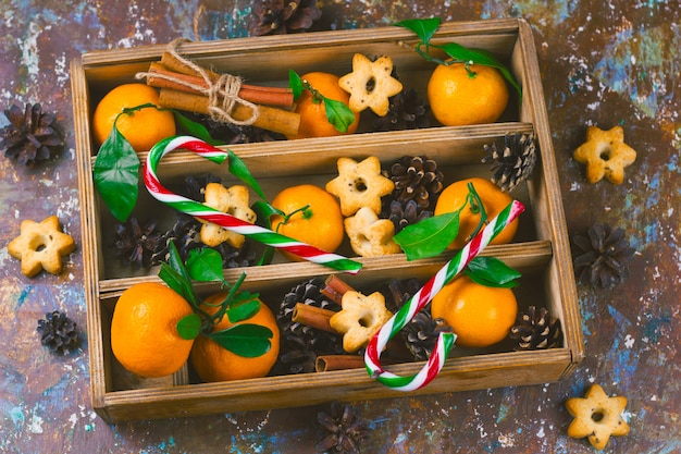 Boîte en bois vintage avec ensemble de décorations de Noël