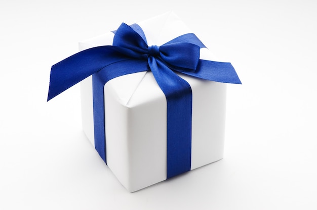 Boîte cadeau blanche avec ruban bleu