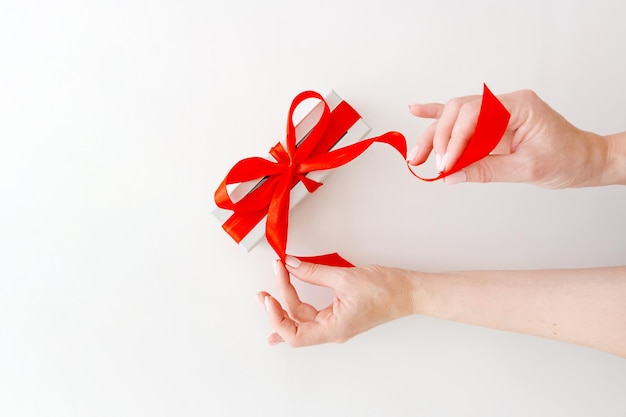 Boîte cadeau de bonbons au chocolat avec un ruban décoratif rouge sur fond blanc