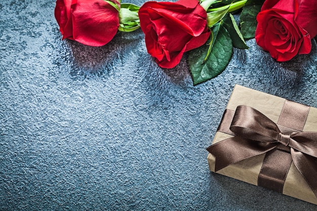 Boîte-cadeau de boutons de rose rouge naturel sur fond noir concept de vacances.