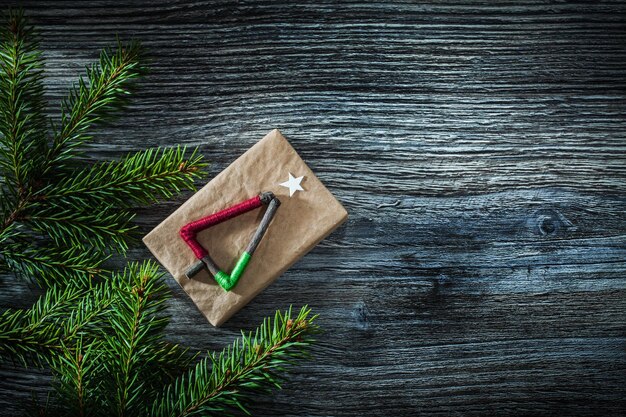 Boîte-cadeau de branches de pin sur planche de bois