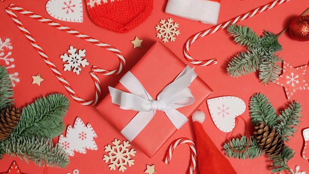 Boîte-cadeau de branches de sapin de fond de Noël et cadeaux festifs