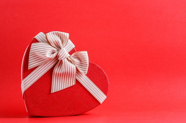 Boîte cadeau en carton biodégradable en forme de coeur avec des rubans rouges