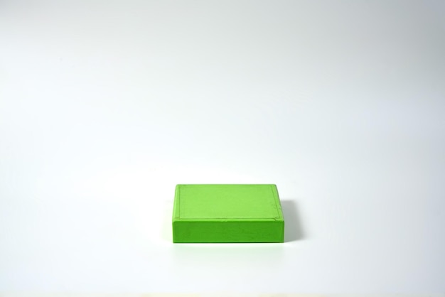 Boîte-cadeau en carton vert sur fond blanc isolé