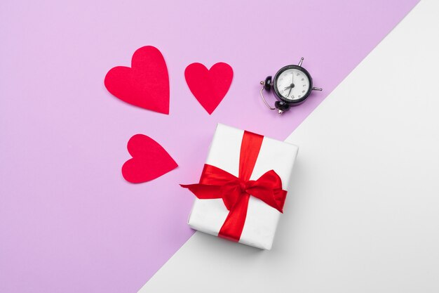 Boîte-cadeau et coeurs en papier avec espace de copie, composition pour la Saint-Valentin