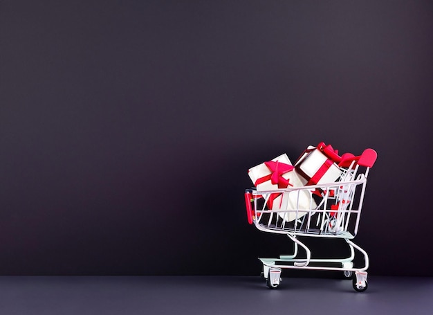 boîte cadeau dans un panier avec fond noir ardoise rouge