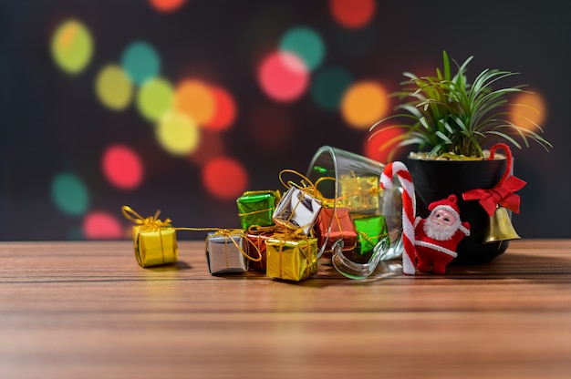 Boîte-cadeau avec décoration de Noël sur table en bois