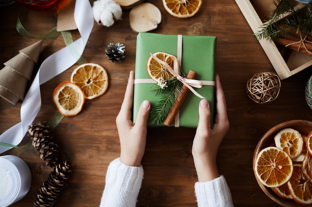 Boîte cadeau décorée pour Noël