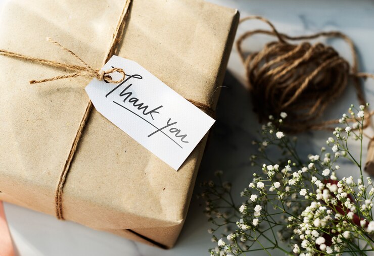 Photo boîte-cadeau avec une étiquette de remerciement