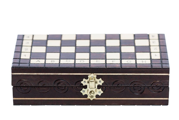 Boîte-cadeau fermée avec jeu intellectuel d'échecs et sport Isolé sur fond blanc Gros plan