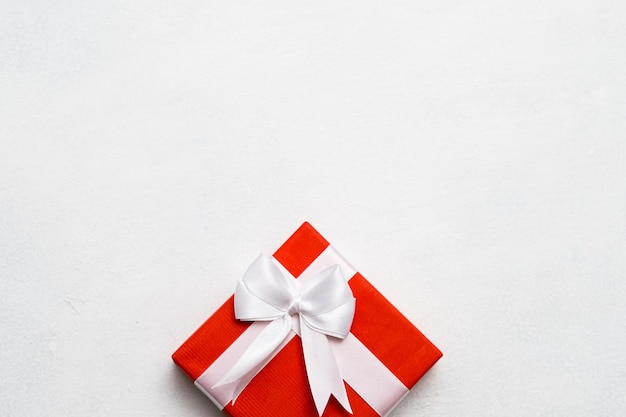 Boîte-cadeau fermée rouge avec ruban enveloppé sur fond blanc Grand cadeau pour anniversaire saint valentin noël nouvel an et autres jours fériés