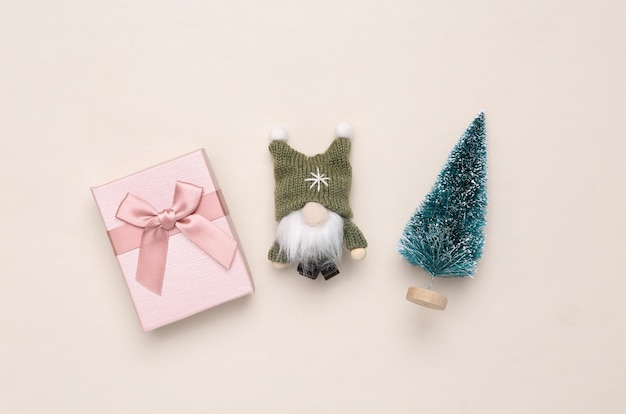 Boîte-cadeau de gnome de Noël et sapin de Noël sur fond beige Vue de dessus