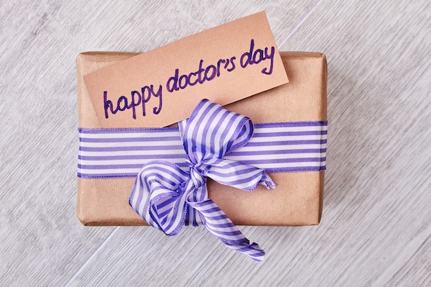 Boîte cadeau Happy Doctor's Day. Carte de voeux et arc. Félicitations pour le docteur.