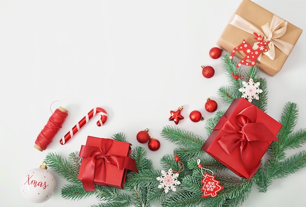 Boîte de cadeau de Noël avec des branches de pin et des jouets isolés