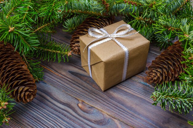 Boîte de cadeau de Noël, cadeaux de Noël dans des boîtes rouges à la table en bois noir, plat poser