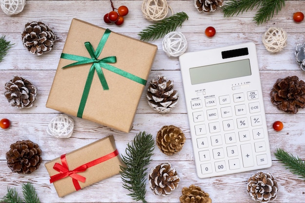 Boîte cadeau de Noël, une calculatrice et des ornements.