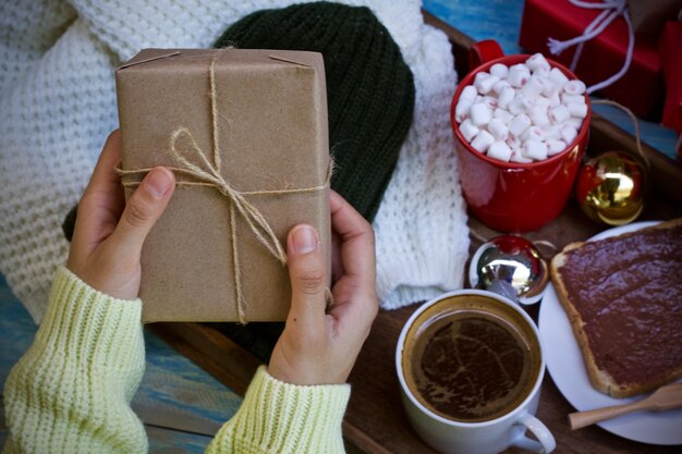 Photo boîte cadeau de noël concept d'hiver et de nouvelle année vue supérieure plate