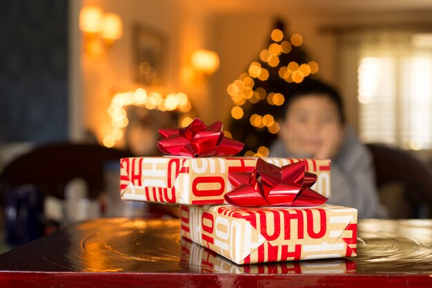 Boîte de cadeau de Noël contre la lumière de bokeh