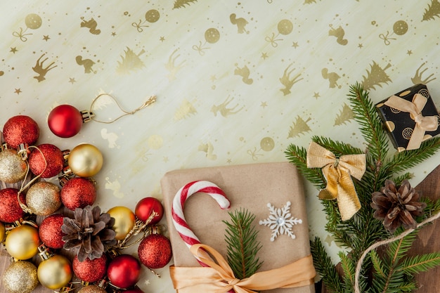 Boîte de cadeau de Noël, décor de nourriture et branche de sapin sur une table en bois. Vue de dessus avec espace de copie