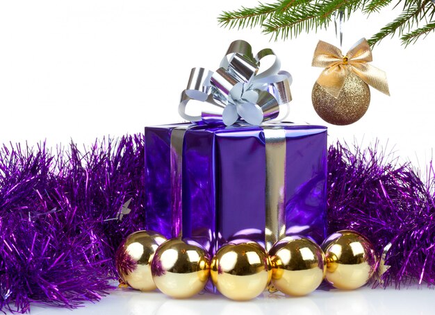 Boîte avec cadeau de Noël et décorations
