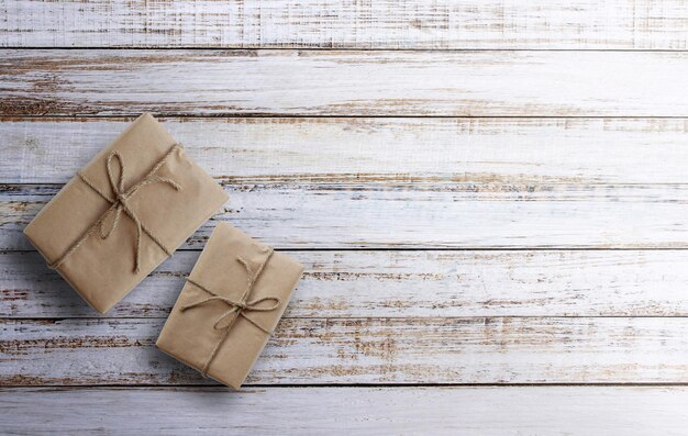 Boîte-cadeau de nouvel an ou de noël sur fond de table en bois blanc