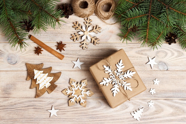 Boîte cadeau en papier kraft avec décoration de Noël