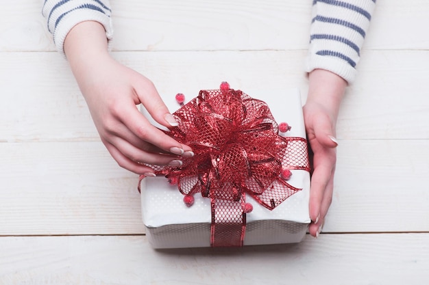 Boîte cadeau pour le réveillon de Noël avec décoration de baies