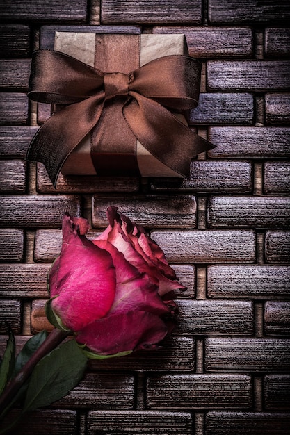 Boîte cadeau rose parfumée rouge sur napperon en bois d'osier