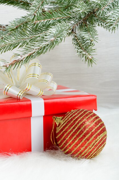 Boîte cadeau rouge et boule de décoration de Noël