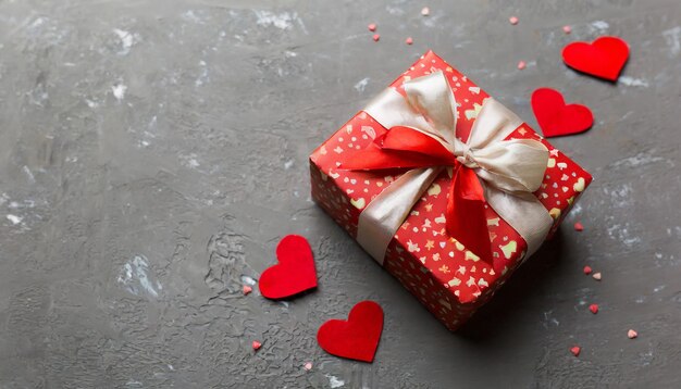 Boîte cadeau rouge composée pour la Saint-Valentin avec un nœud et un cœur cadeau de Noël