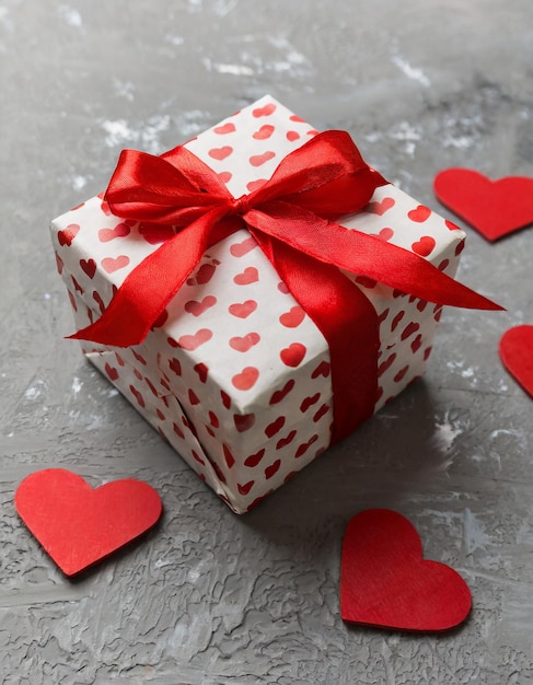 Boîte cadeau rouge composée pour la Saint-Valentin avec un nœud et un cœur cadeau de Noël