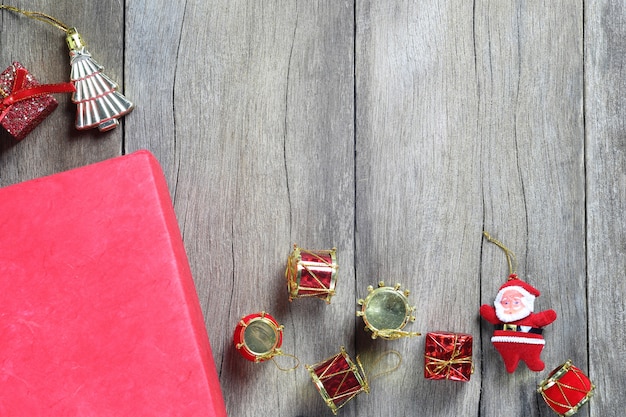 Boîte cadeau rouge et équipement de décoration de Noël.