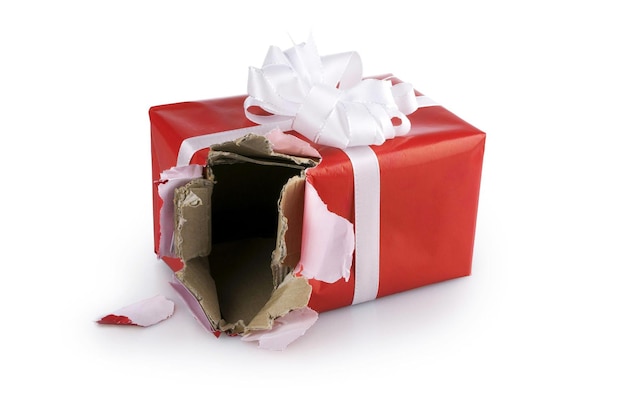 Une boîte cadeau rouge avec un ruban blanc et un nœud blanc s'ouvre pour révéler une boîte rouge avec un ruban blanc