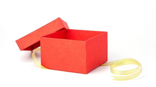 Photo boîte-cadeau rouge et ruban d'or sur fond blanc
