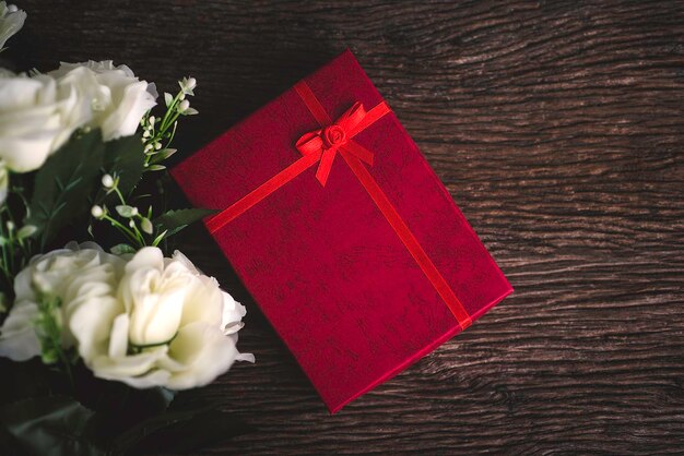 Boîte-cadeau rouge sur table en bois ton vintage concept de Noël et du nouvel an