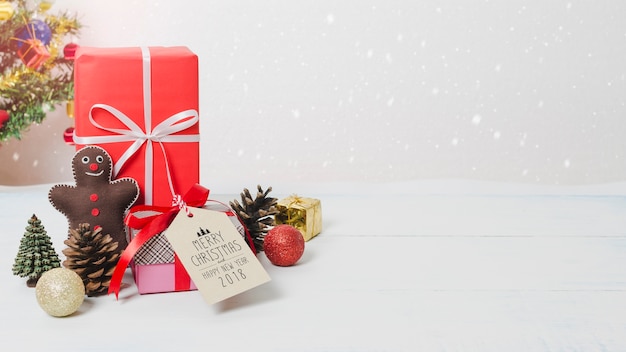 Boîte de cadeau de vacances Noël et nouvel an avec ornement décoratif sur une table en bois blanc