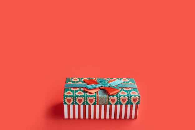 Boîte-cadeau de vacances pour Noël et la Saint-Valentin sur le concept de design rouge et minimal de la décoration de vacances.